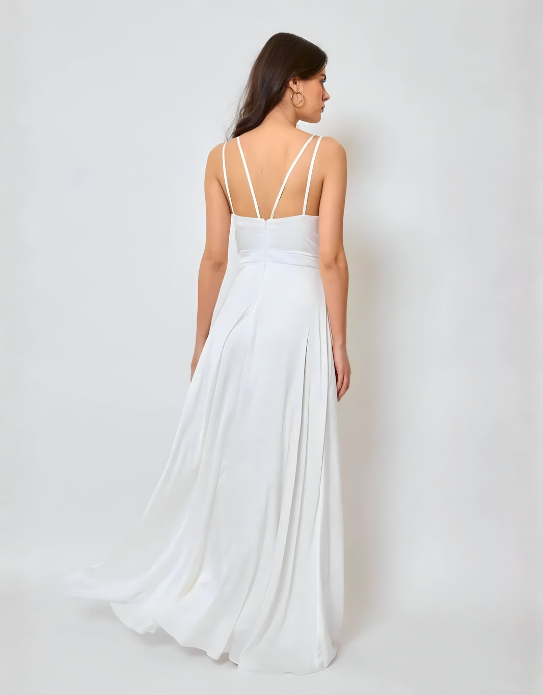 image Fließendes Satin-Abendkleid mit Wickeloptik und Beinschlitz | Weiß