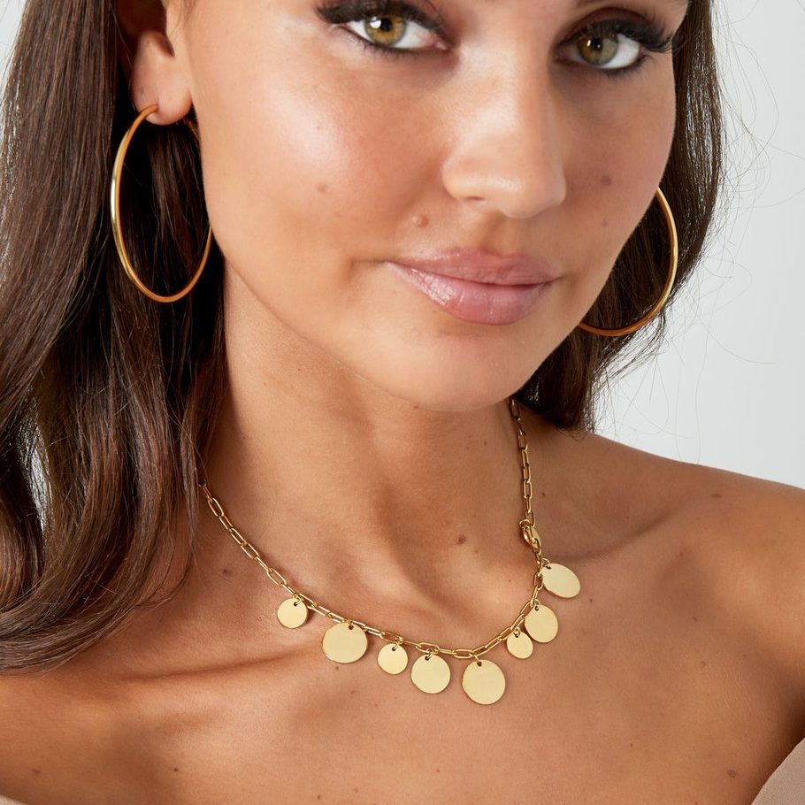Tragebild der Solea Halskette in Gold mit großen, runden Plättchen – Statement-Schmuck von Ankerliebe
