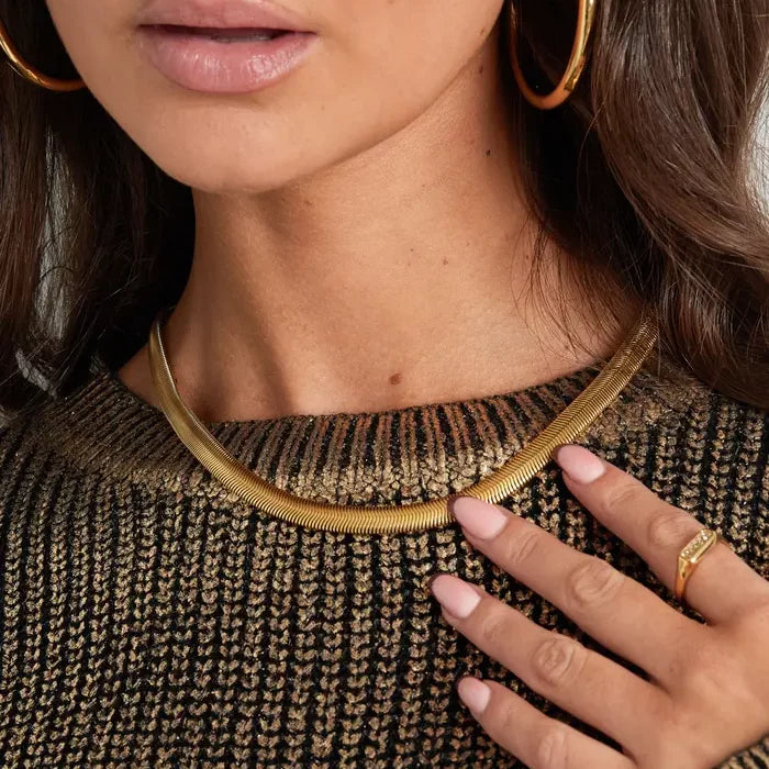 image Elegante Statementkette aus Edelstahl in Gold oder Silber, Tragefoto an einer Frau