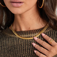 Elegante Statementkette aus Edelstahl in Gold oder Silber, Tragefoto an einer Frau