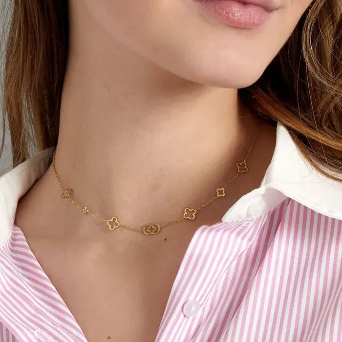 image Zarah Lou Halskette aus Edelstahl in Gold – getragen am Hals, mit Kleeblatt-Design für einen femininen Look