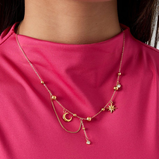 Tragebild der goldenen Celeste Halskette mit Mond, Stern, Kugeln & Zirkonia – Astro-inspirierter Schmuck von Ankerliebe