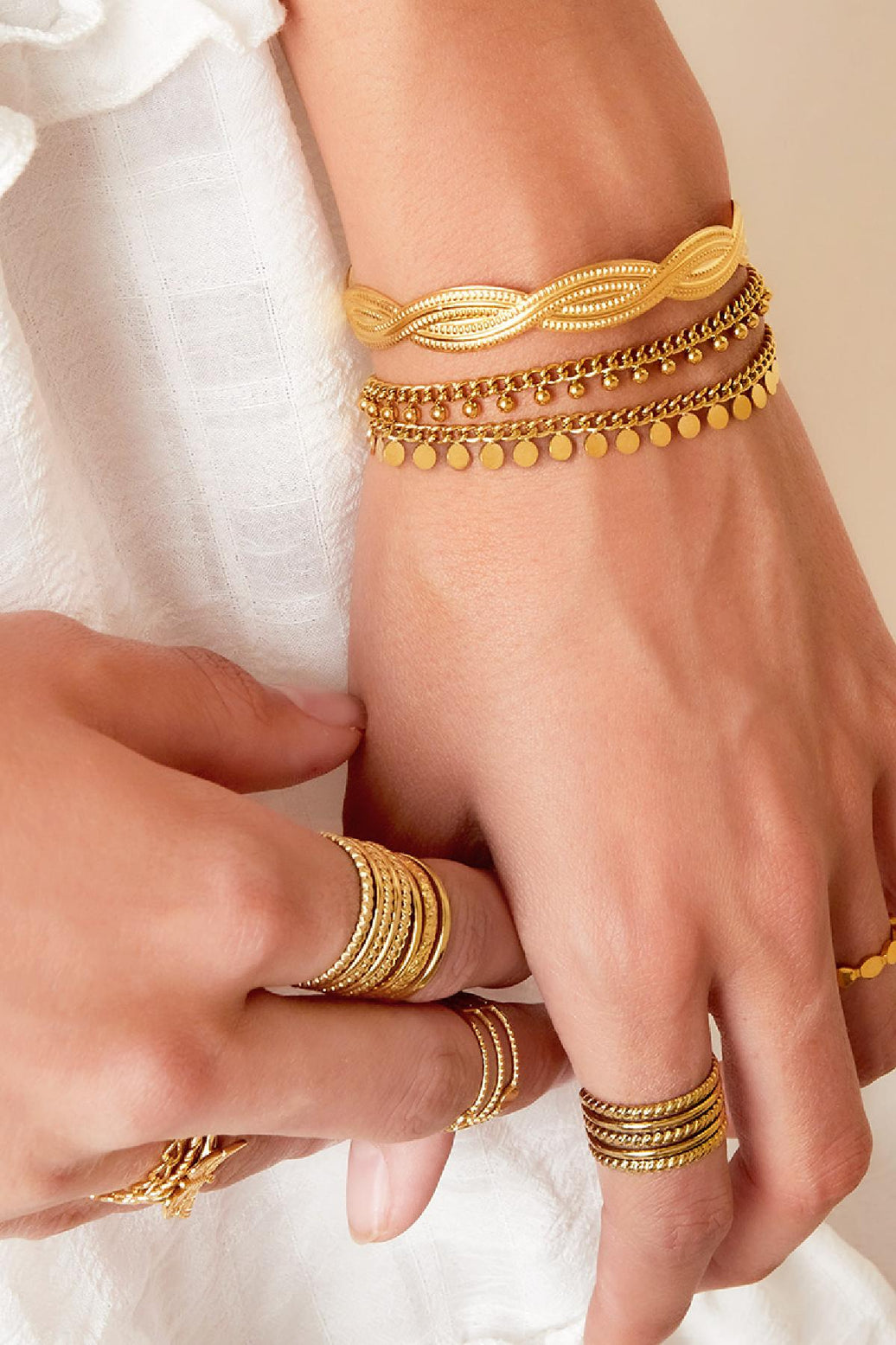 Dot Dancer Armband aus Edelstahl – zartes Armband mit goldfarbenen Plättchen auf weißem Hintergrund