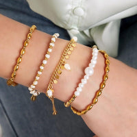 Shiva Pearl Armband mit Perlen und Plättchen im goldenen Armband-Layering am Handgelenk – Ankerliebe Schmuck