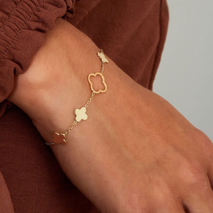 Tragebild eines goldfarbenen Armbands mit abwechselnden, floralen Elementen – Modell Flora Lou von Ankerliebe