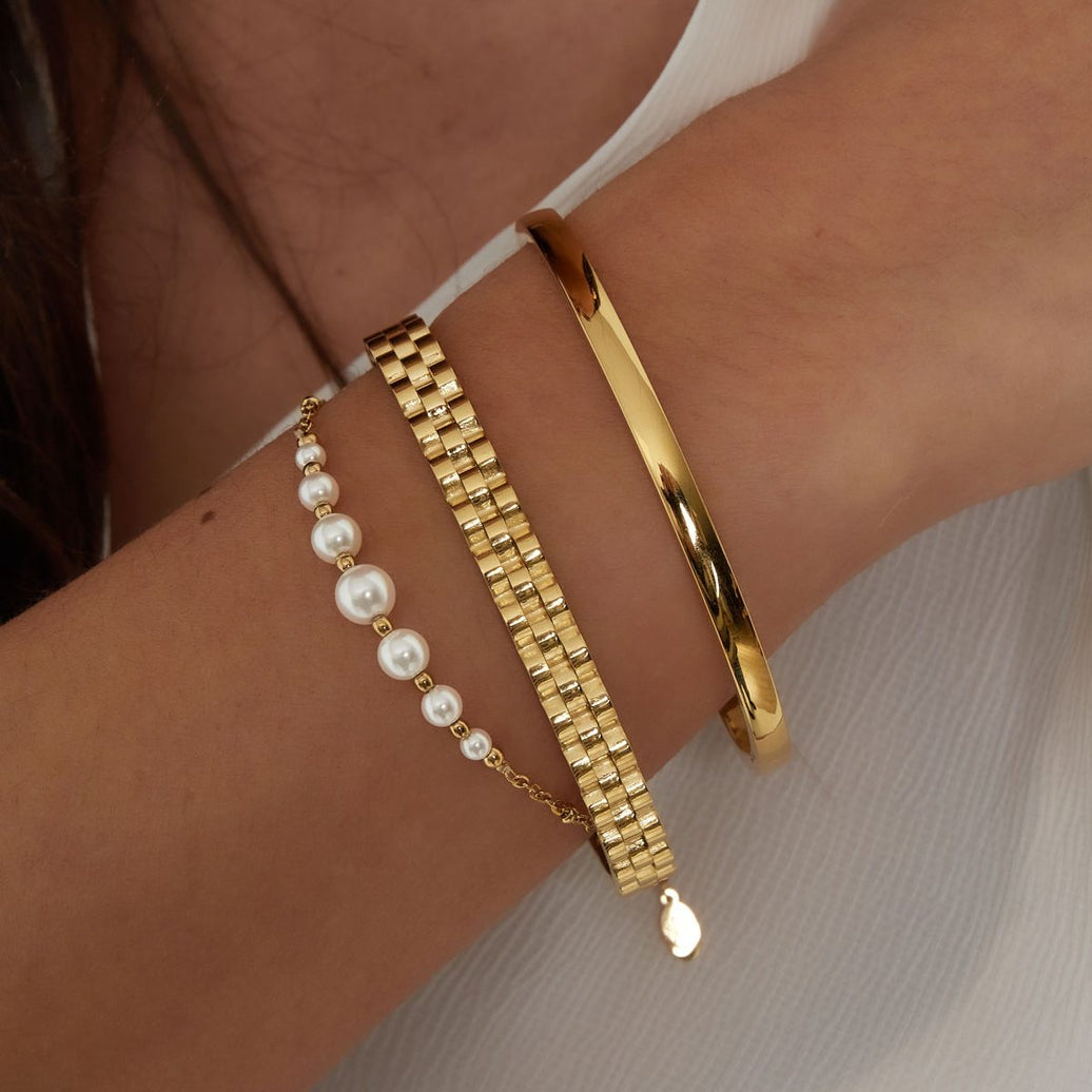 Zartes Perlenarmband aus Edelstahl: das Pearl Whisper Armband von Ankerliebe – wasserfest, hypoallergen und in Gold oder Silber erhältlich.