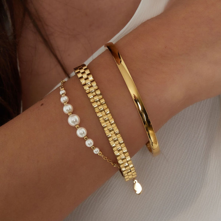 Zartes Perlenarmband aus Edelstahl: das Pearl Whisper Armband von Ankerliebe – wasserfest, hypoallergen und in Gold oder Silber erhältlich.
