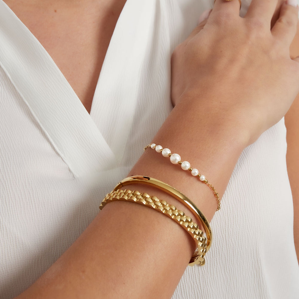 Zartes Perlenarmband aus Edelstahl: das Pearl Whisper Armband von Ankerliebe – wasserfest, hypoallergen und in Gold oder Silber erhältlich.