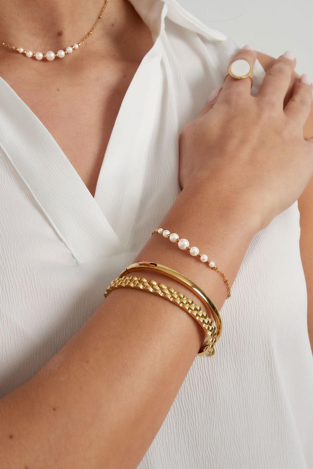 Zartes Perlenarmband aus Edelstahl: das Pearl Whisper Armband von Ankerliebe – wasserfest, hypoallergen und in Gold oder Silber erhältlich.