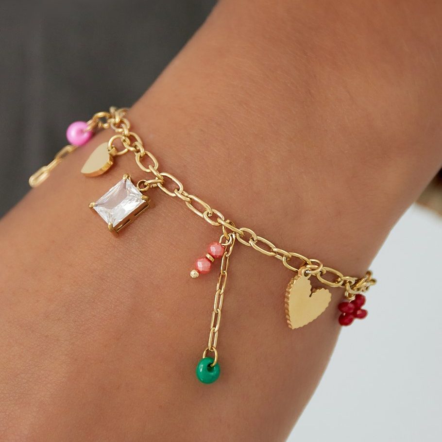 Tragebild des Lucky Love Armbands – goldene Gliederkette mit Herzen, bunten Perlen & Zirkoniastein am Handgelenk