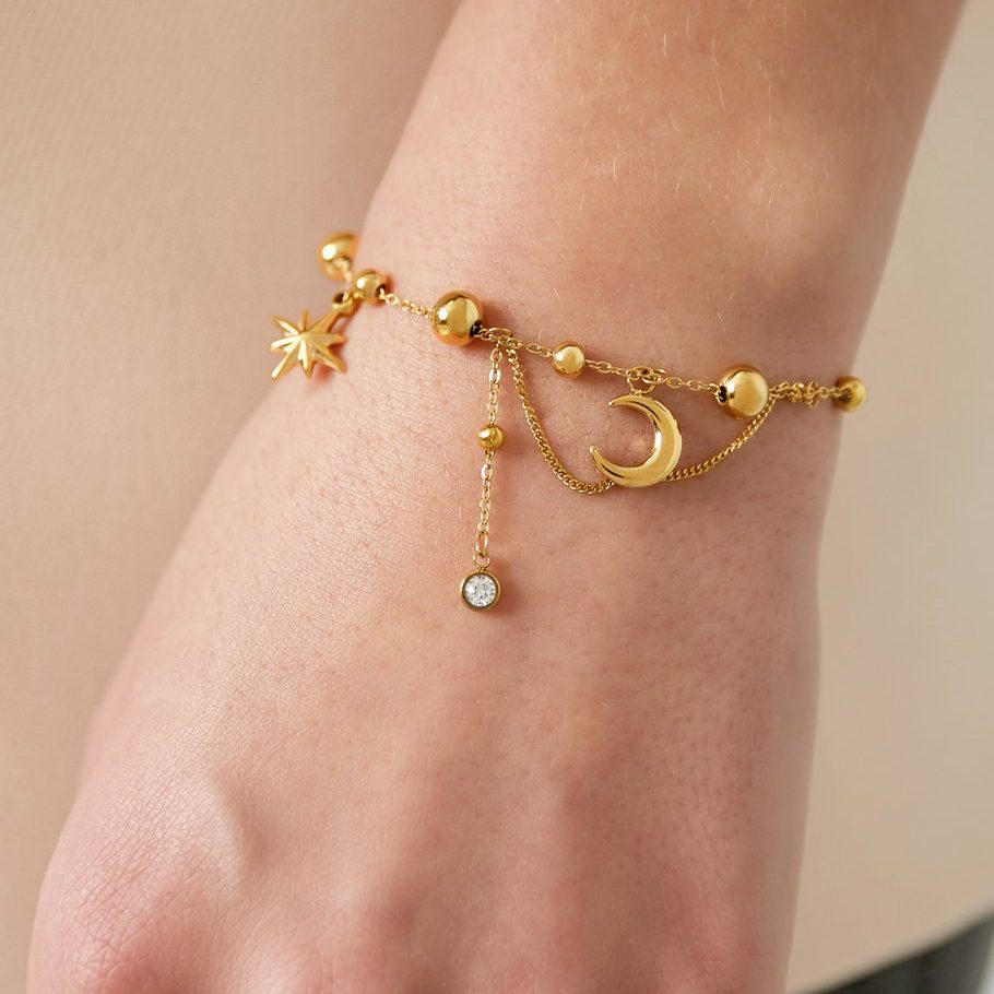 Tragebild des Celeste Armbands in Gold mit Mond, Stern und Kugeln – filigraner Astro-Schmuck von Ankerliebe