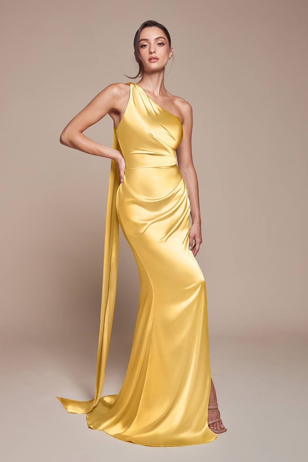 Elegantes Satin-Kleid mit Ein-Schulter-Design und figurbetonter Passform