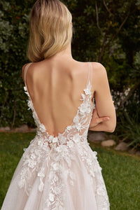 Detailaufnahme vom offenen Rücken mit transparenten Trägern und 3D-Spitze beim Brautkleid Liora