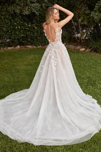 Brautkleid Liora mit tiefer Rückenpartie und auslaufender Schleppe aus zartem Tüll