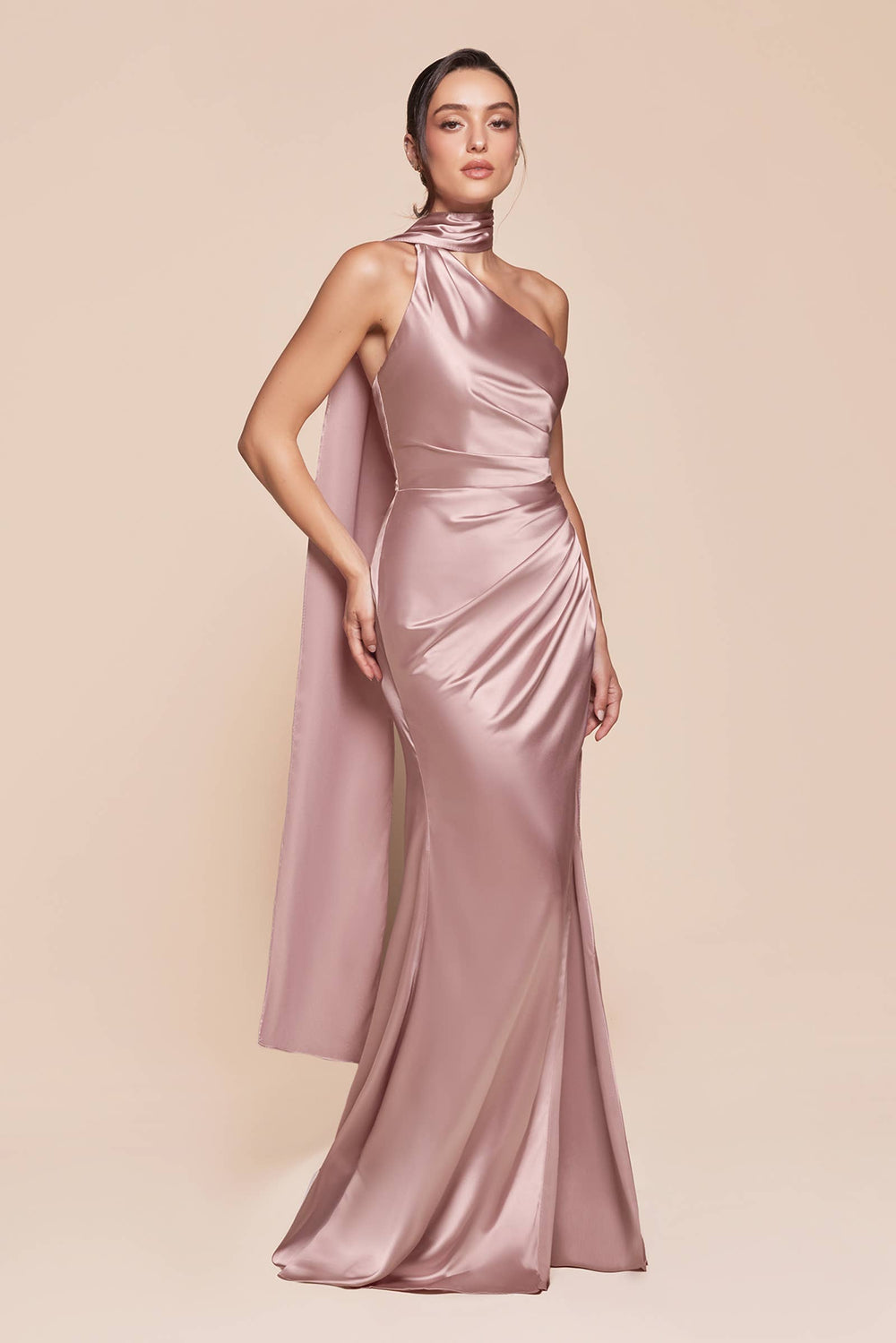Elegantes Satin-Kleid mit Ein-Schulter-Design und figurbetonter Passform