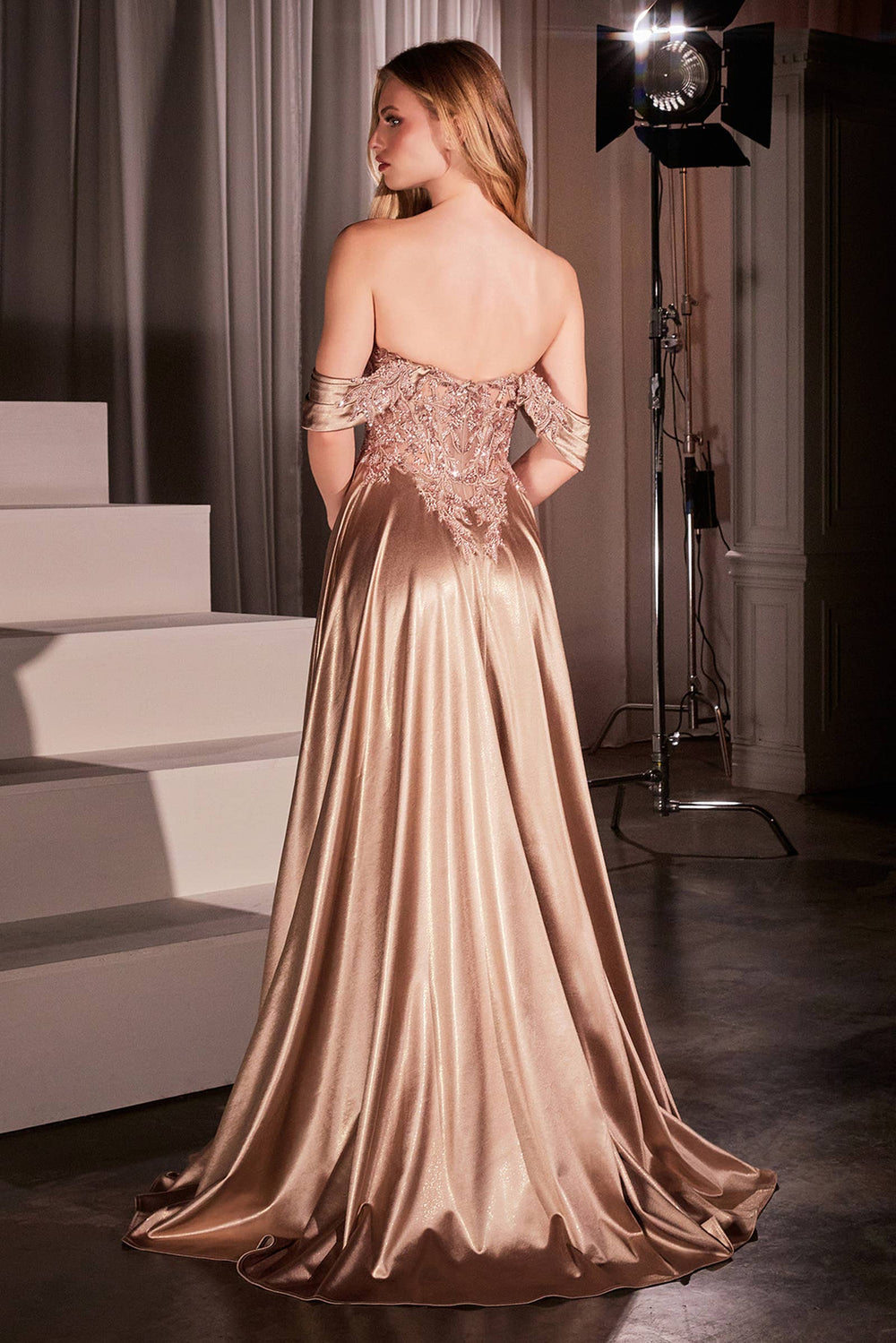 Schulterfreies Spitzen- und Satin-A-Linien-Kleid | Schwarz
