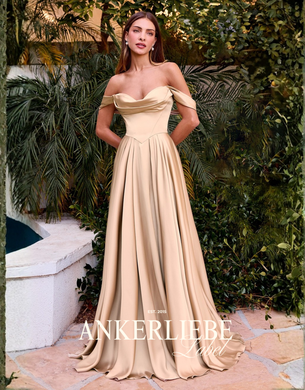 fließendes abendkleid mit schulterfreiem ausschnitt, schnürung und beinschlitz | champagner