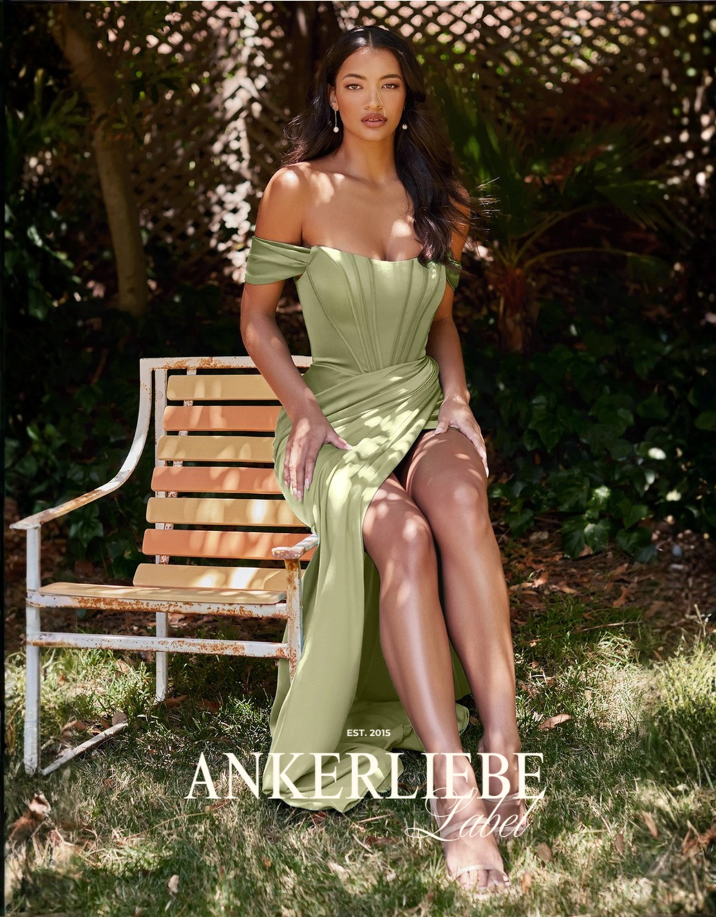 glänzendes, figurbetontes off-shoulder-abendkleid mit abnehmbaren carmen-trägern, rückenschnürung & beinschlitz | salbei