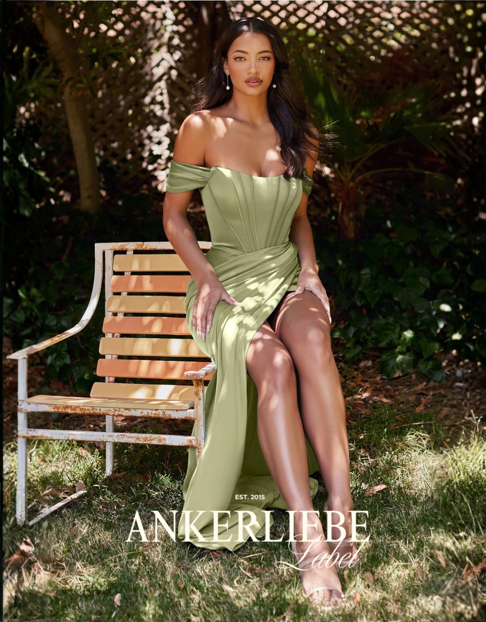 glänzendes, figurbetontes off-shoulder-abendkleid mit abnehmbaren carmen-trägern, rückenschnürung & beinschlitz | salbei