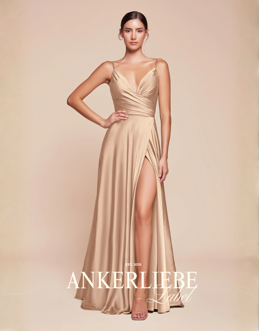 abendkleid in a-linie mit wickeloptik, v-ausschnitt und hohem beinschlitz | champagner