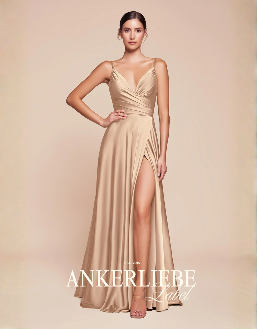 abendkleid in a-linie mit wickeloptik, v-ausschnitt und hohem beinschlitz | champagner