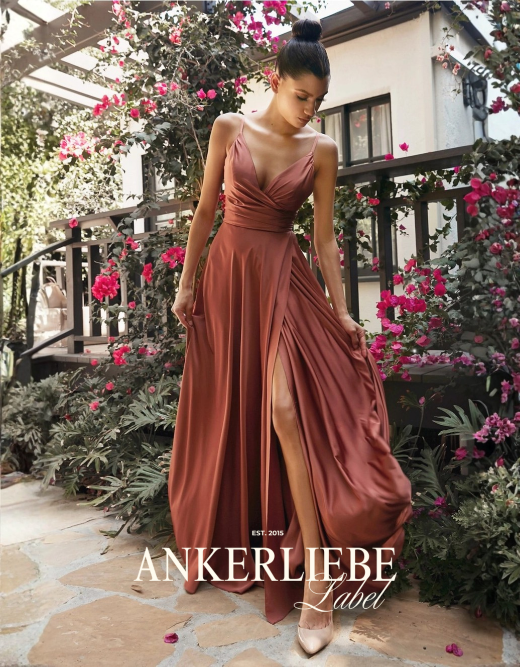 abendkleid in a-linie mit wickeloptik, v-ausschnitt und hohem beinschlitz | sienna