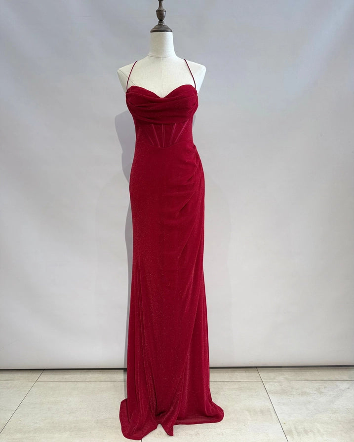 Lang geschnittenes, rotes Ballkleid mit Herzausschnitt, Corsage-Detail und Schlitz – rückenfrei mit feinen Trägern