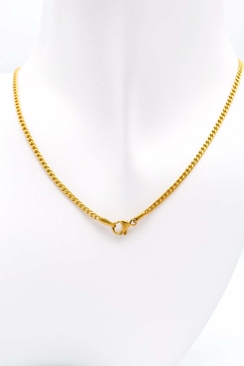 image Goldfarbene Edelstahlkette mit feinem Glieddesign, ideal für Charms und Layering, gezeigt auf weißem Hintergrund