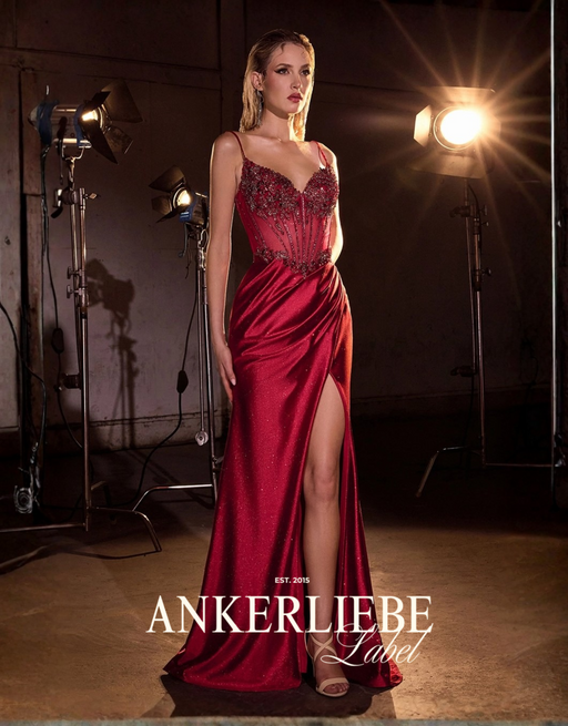 tailliertes satin-promkleid mit perlenbesetztem oberteil | burgund