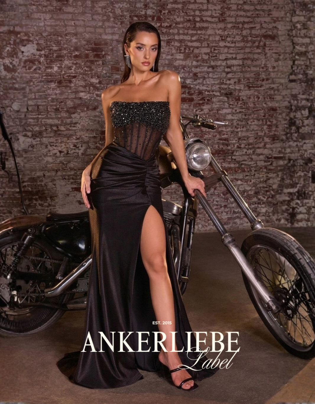 figurbetontes abendkleid mit trägerlosem, transparentem korsett | schwarz
