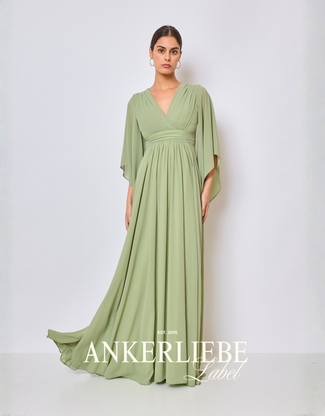 fließendes abendkleid mit v-ausschnitt und weiten ärmeln | salbei