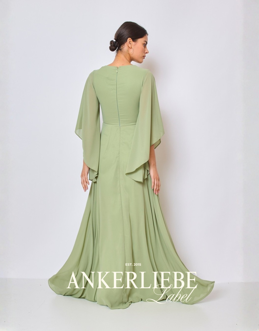 fließendes abendkleid mit v-ausschnitt und weiten ärmeln | salbei