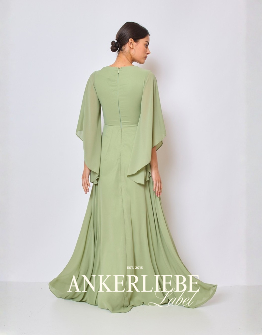 image fließendes abendkleid mit v-ausschnitt und weiten ärmeln | salbei