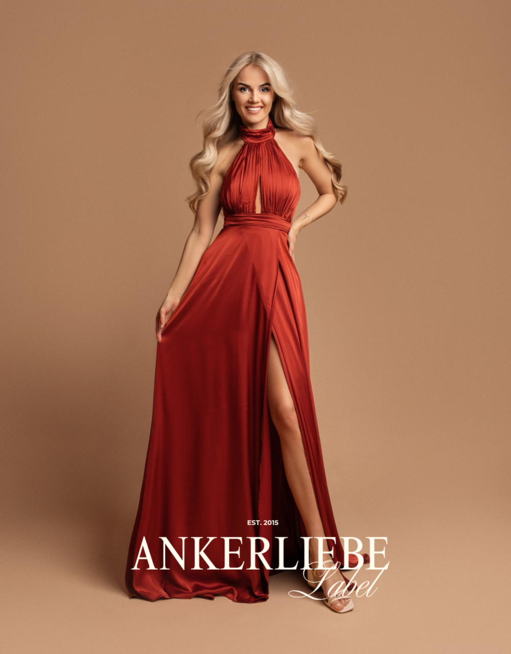 fließendes abendkleid mit neckholder, beinschlitz und rückenausschnitt | rost