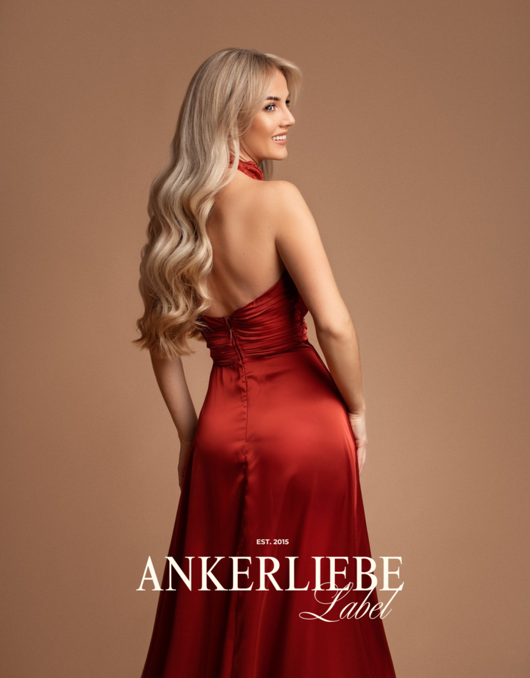 image fließendes abendkleid mit neckholder, beinschlitz und rückenausschnitt | rost