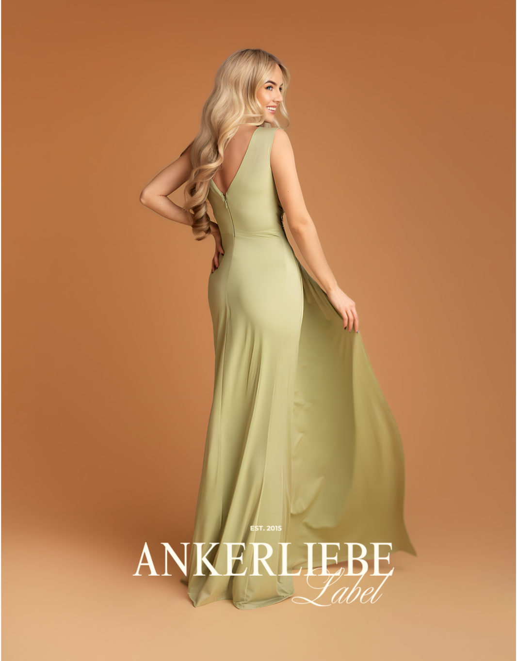 image figurbetontes abendkleid mit drapierung und schmuckdetail | salbei