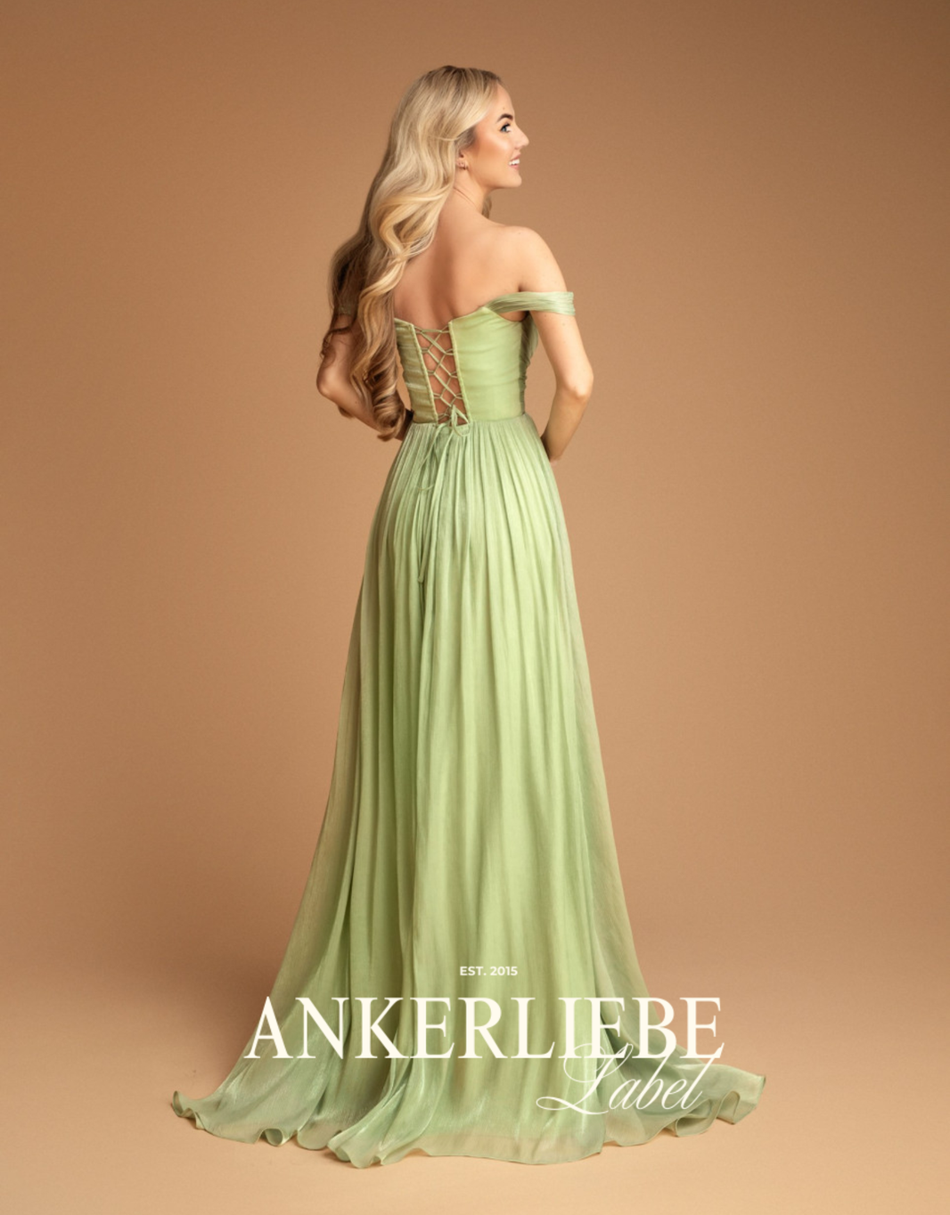 image schulterfreies abendkleid mit corsage und fließendem rock | apfelgrün