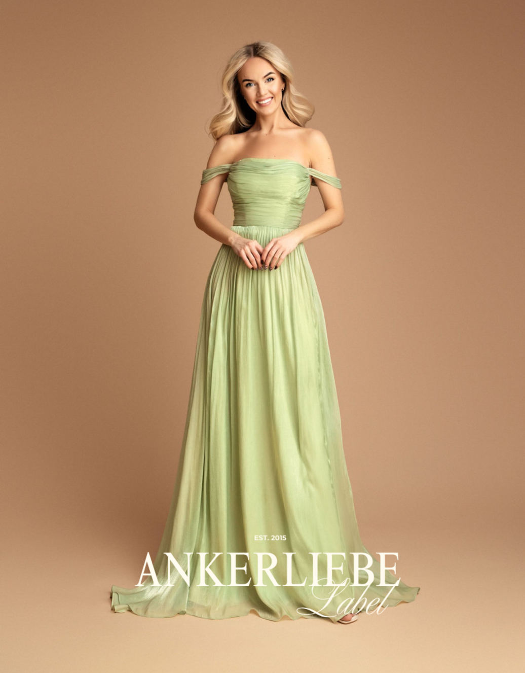 schulterfreies abendkleid mit corsage und fließendem rock | apfelgrün