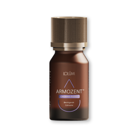 Kleine Braunglasflasche mit Schraubverschluss, etikettiert mit „ARMOZENT™ – Beruhigende ätherische Ölmischung“. Pflanzliche Aromatherapie mit Lavendel, Mandarine & Ylang-Ylang.