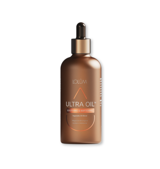 Braune Glasflasche mit Pipette, Aufschrift „LOLUM ULTRA OIL – Soothing & Softening“. Edles Design, präsentiert auf hellem Hintergrund. Pflanzliche Hautpflege für empfindliche und trockene Haut.