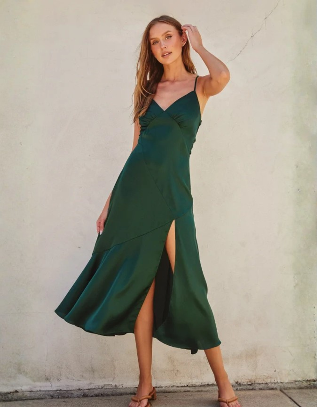 Fließendes Satin Midi-Slipdress mit Frontschlitz und Bindegürtel | Dunkelgrün