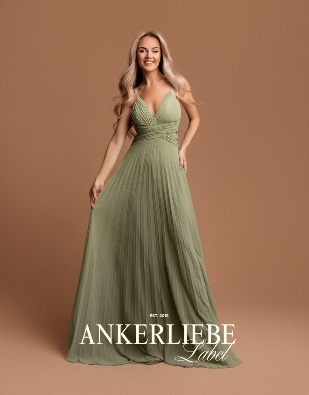 abendkleid mit plisseerock, spaghettiträgern und cut-outs | salbei