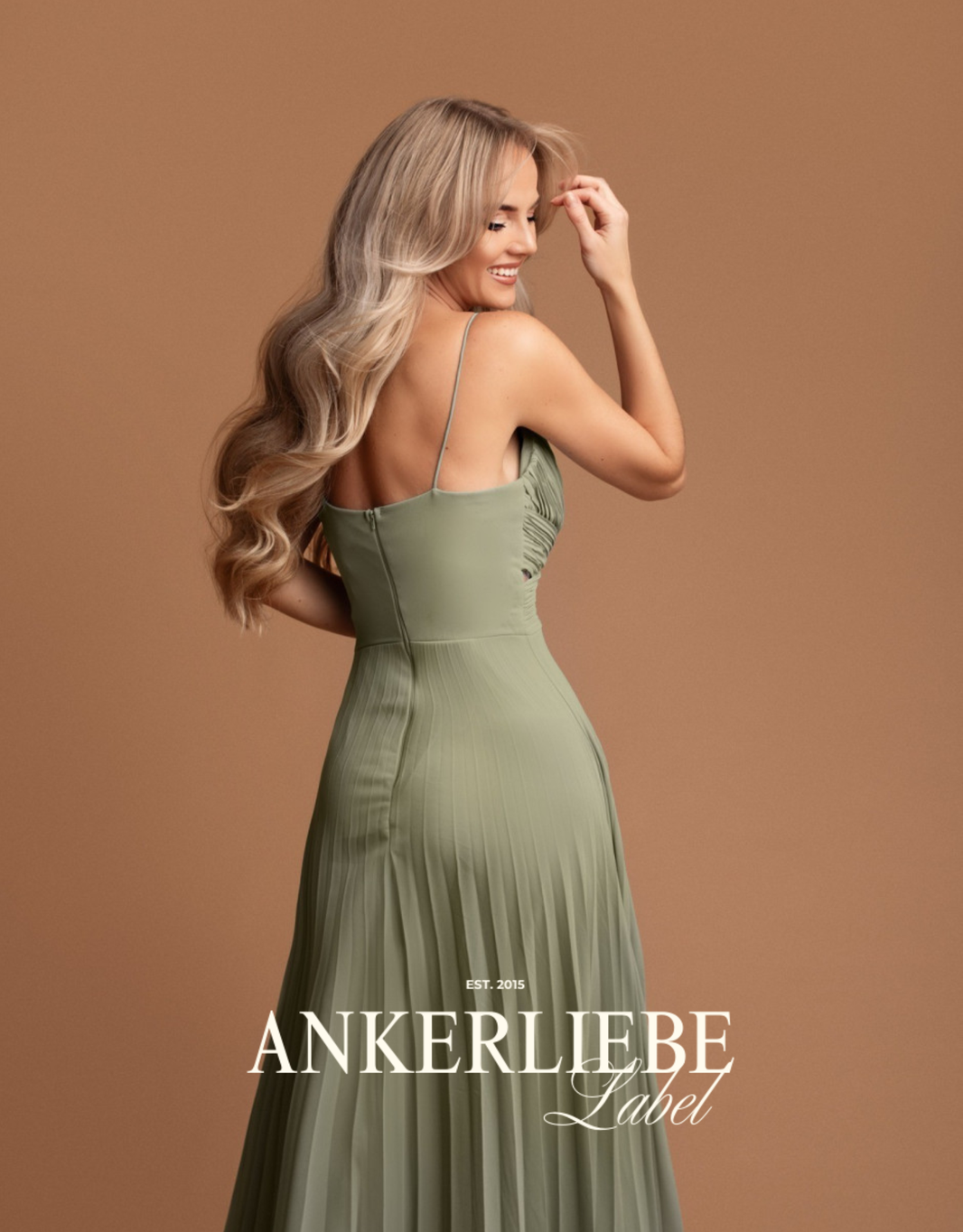 image abendkleid mit plisseerock, spaghettiträgern und cut-outs | salbei