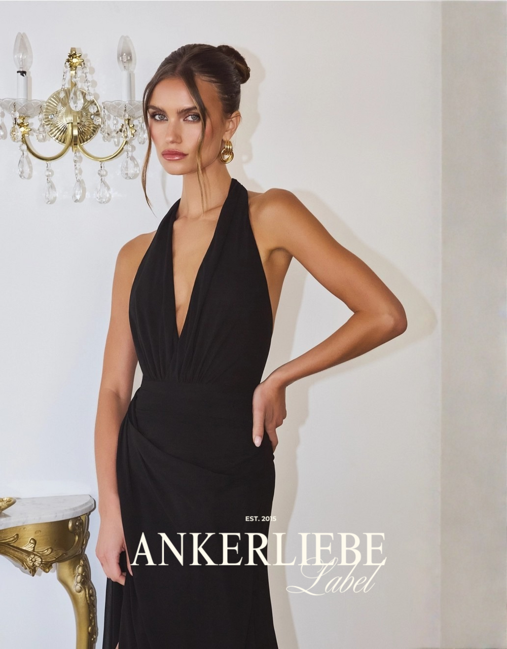 neckholder-abendkleid mit geraffte taille und hoher beinschlitz | schwarz