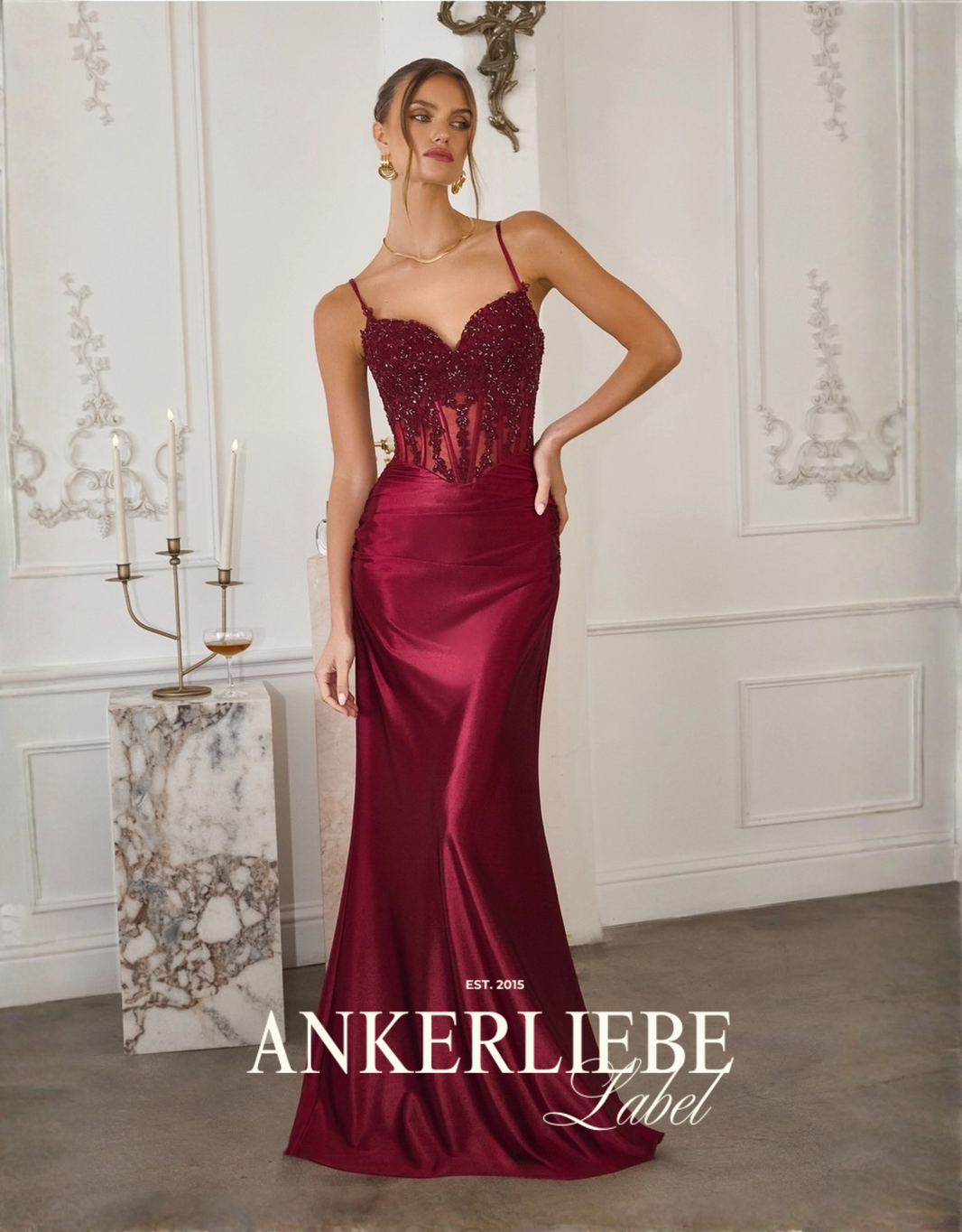figurbetontes abendkleid mit transparentem corsagenoberteil und schnürung | burgund