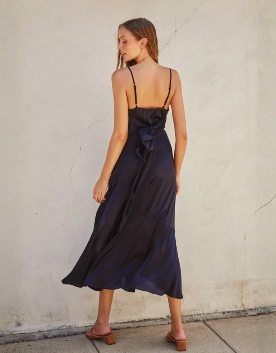 image Fließendes Satin Midi-Slipdress mit Frontschlitz und Bindegürtel | Marineblau