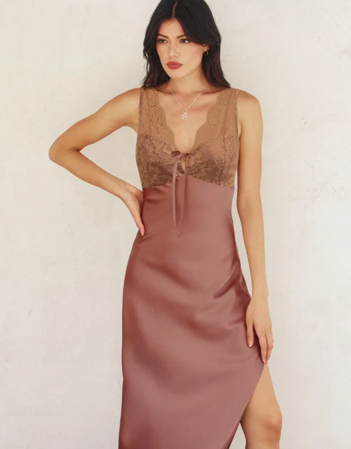 Satin-Maxikleid mit Spitzenoberteil und Beinschlitz | Rosé