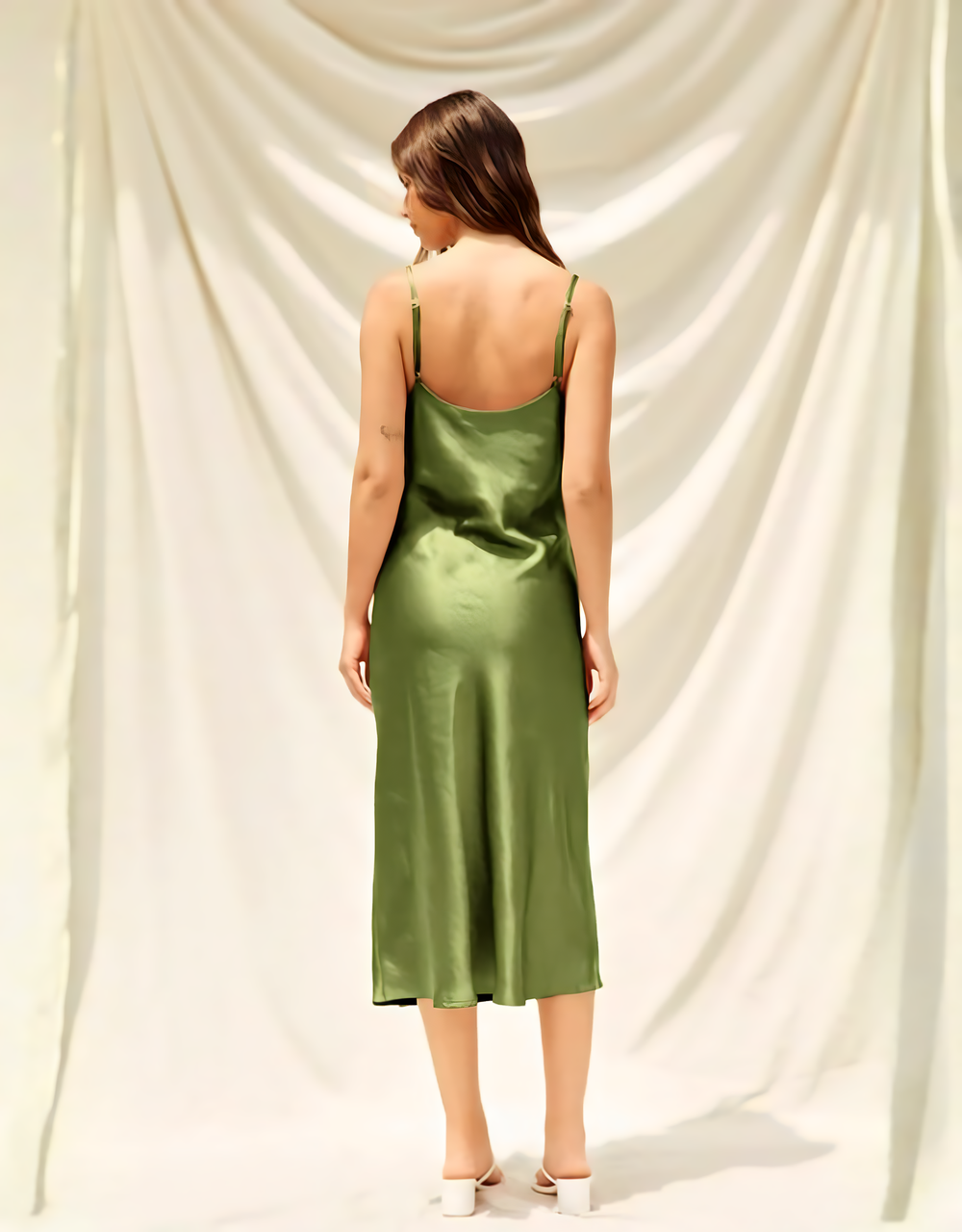 Fließendes Satin-Midikleid mit V-Ausschnitt und Spaghettiträgern | Olivgrün