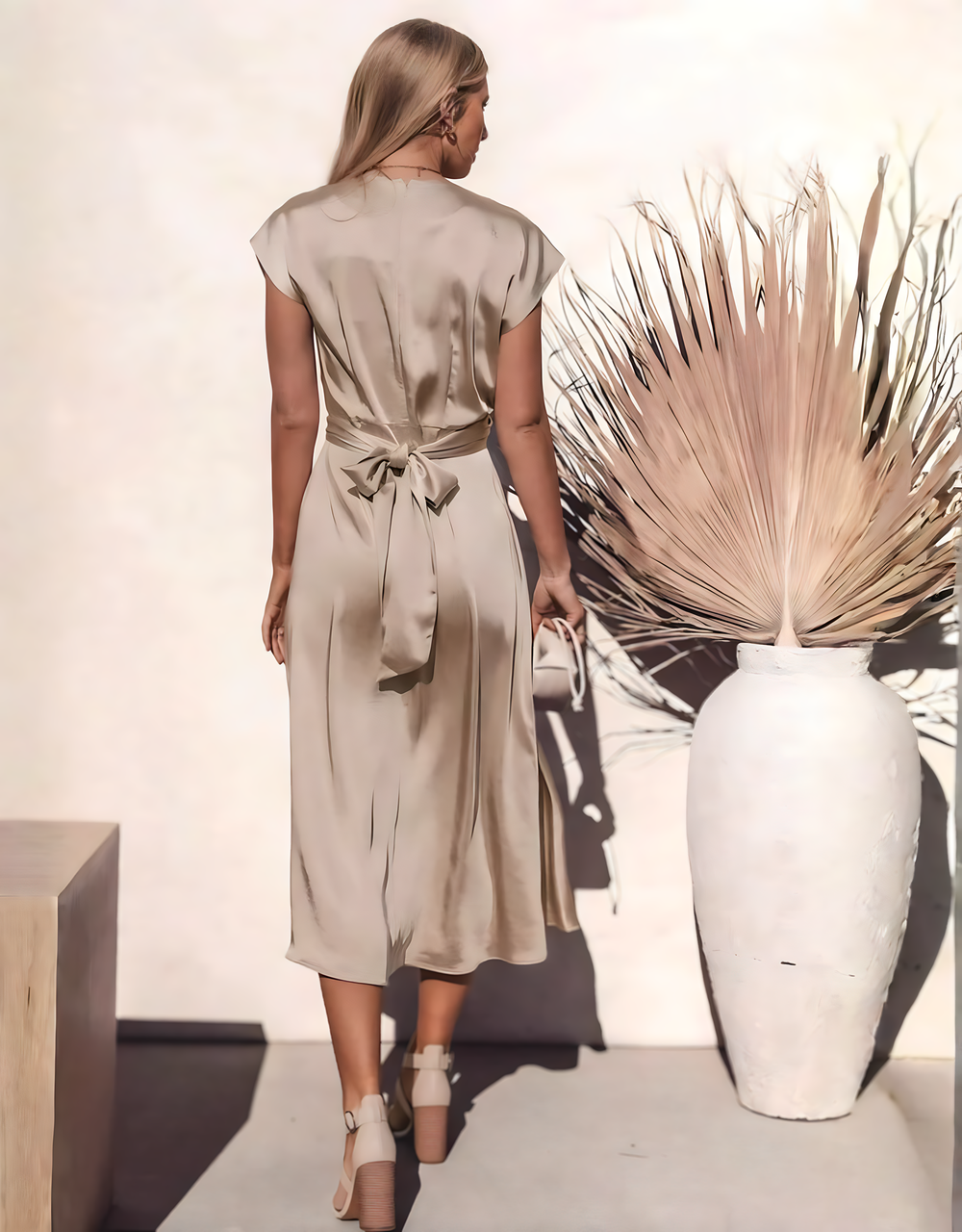 Fließendes Satin-Wickelkleid mit Bindegürtel und kurzen Ärmeln | Champagner
