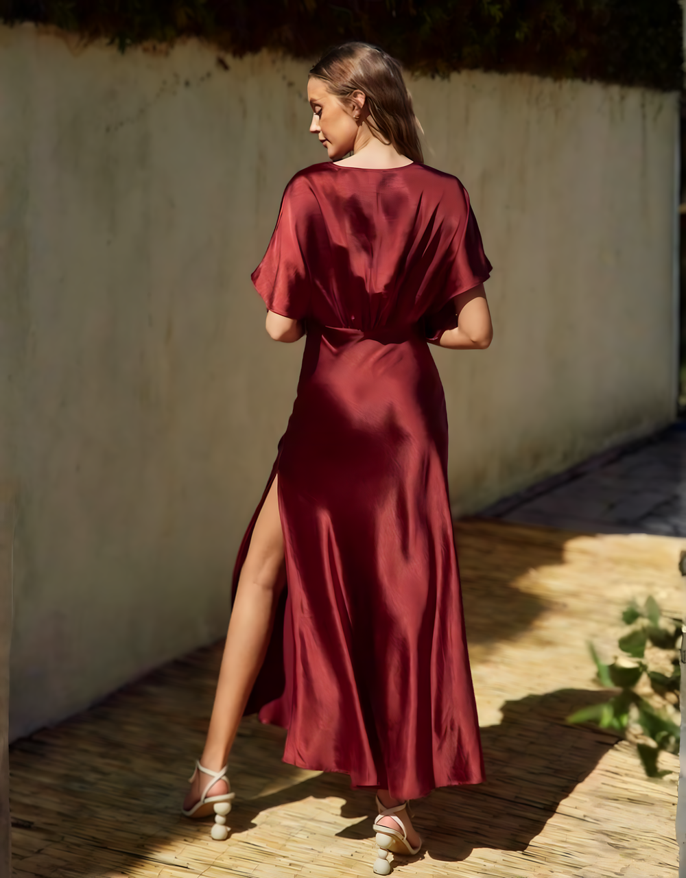 Fließendes Satin-Maxikleid mit tiefem V-Ausschnitt und Beinschlitz | Bordeaux